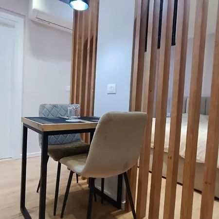 Henry's Tirana